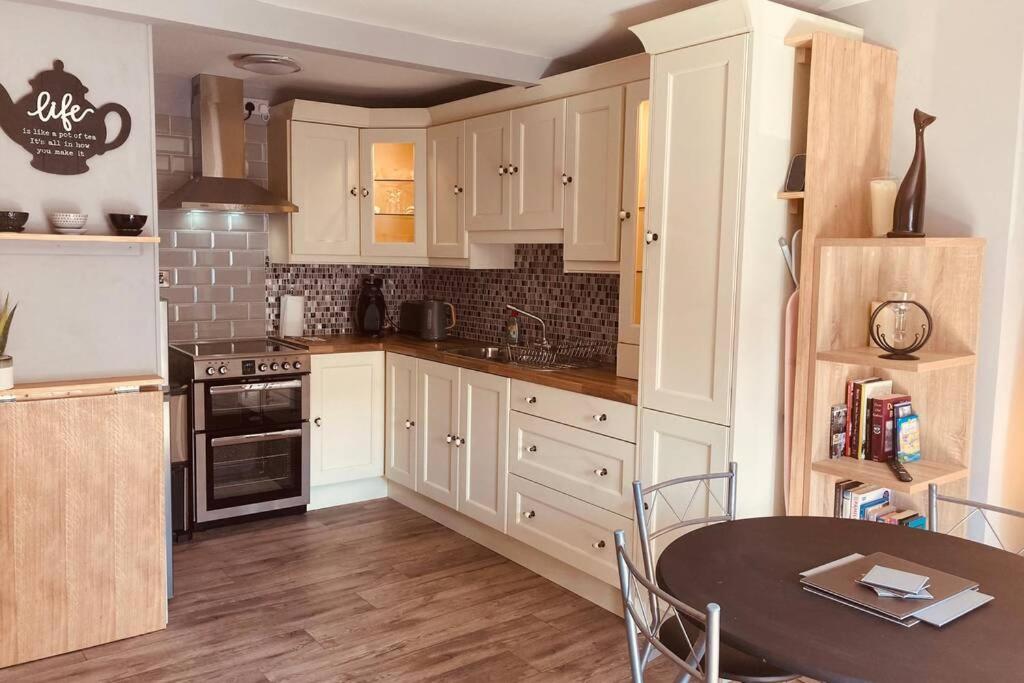 Boutique 2-Bed Town Centre Apartment Ballina  Εξωτερικό φωτογραφία